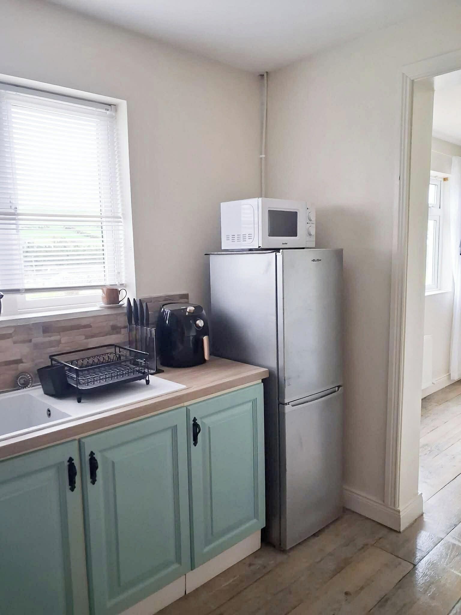 ثلاجة، ميكروويف، فرن، موقد طهي مسطح