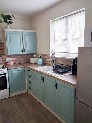 Kjøleskap, mikrobølgeovn, ovn og kokeplater