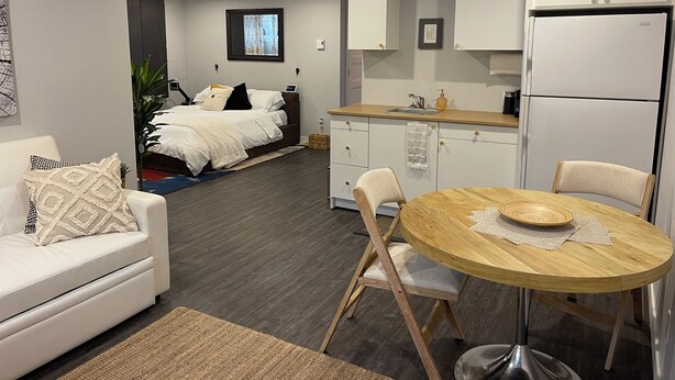 Un appartement moderne comprenant un salon, un coin repas et une cuisine.