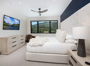 4 間睡房、書桌、熨斗/熨衫板、可攜式嬰兒床