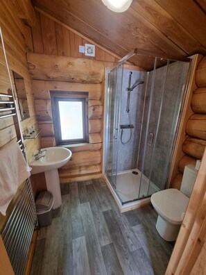 Shower, hair dryer, towels - Lodge 2 -  a lodge that sleeps 4 guests  in 1 bedroom (Church Stretton)