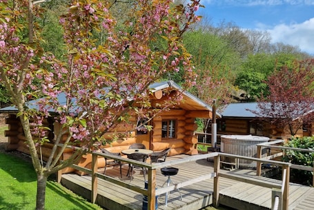 Outdoor dining. Lodge 3 - a lodge that sleeps 4 guests in 1 bedroom
