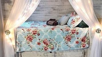 Tabla de planchar con plancha, wifi gratis y ropa de cama