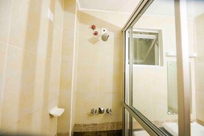 Shower, rainfall showerhead, slippers, towels - Acacia Resort Wote-Makueni (Wote)