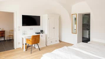 Habitación doble Deluxe | Minibar, caja de seguridad en la habitación y decoración personalizada