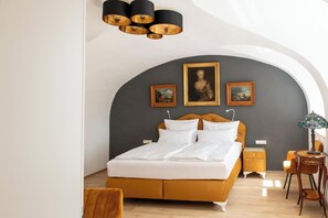 Minibar, caja de seguridad en la habitación y decoración personalizada 