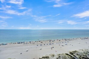 På stranden