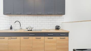 Fridge, stovetop, electric kettle, cookware/dishes/utensils