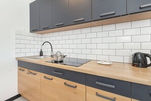 Fridge, stovetop, electric kettle, cookware/dishes/utensils