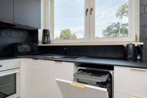 Réfrigérateur, four à micro-ondes, un four, surface de cuisson