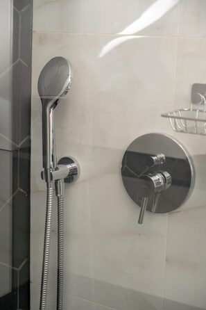 Ducha, secador de pelo y champú