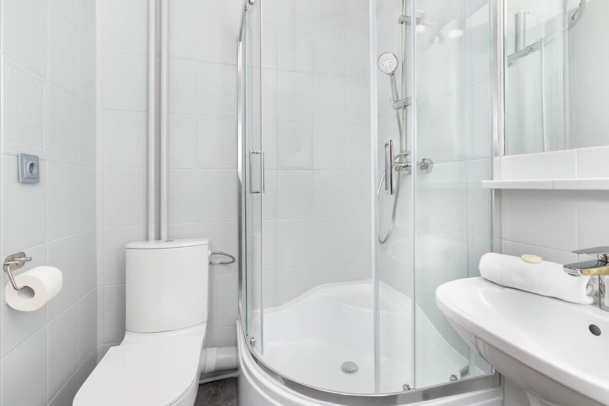 Shower, hair dryer, towels, shampoo