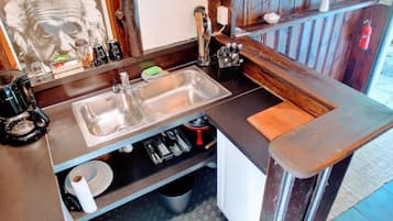 Apartamento | Cozinha privada | Geladeira, micro-ondas, chaleira elĂ©trica, cadeirĂŁo de bebĂȘ