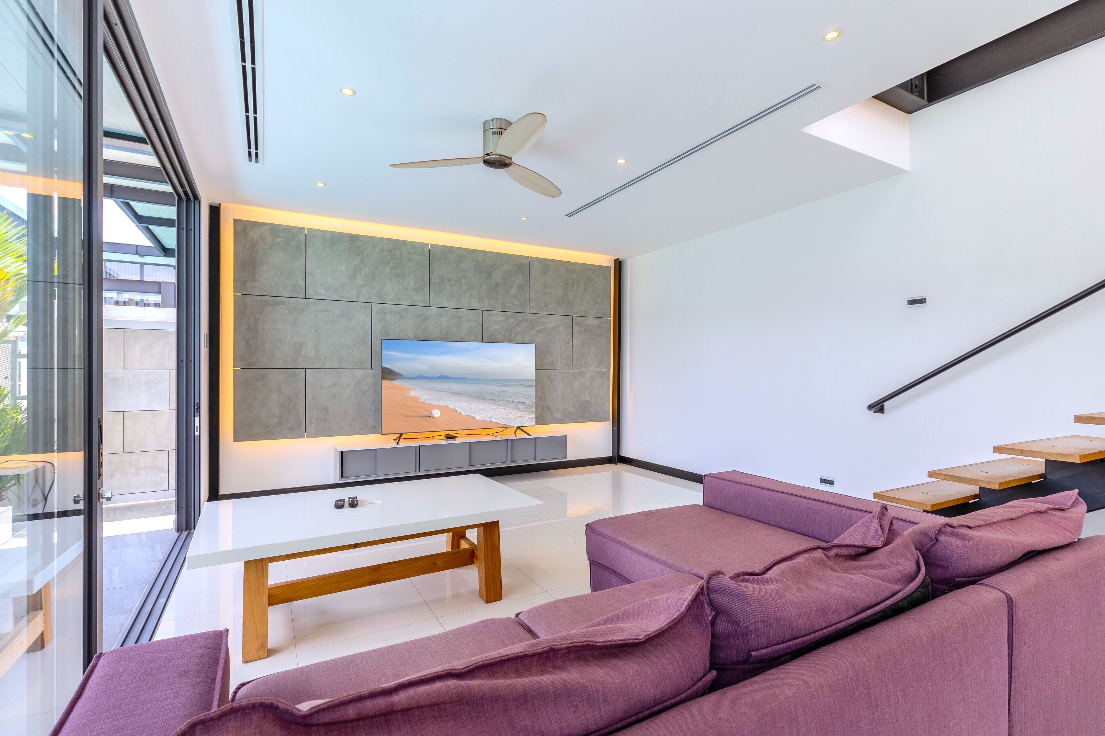 Biệt thự có thiết kế đặc sắc, 4 phòng ngủ, quang cảnh h ồ bơi | Phòng khách | TV màn hình phẳng 65-inch có truyền hình cáp 