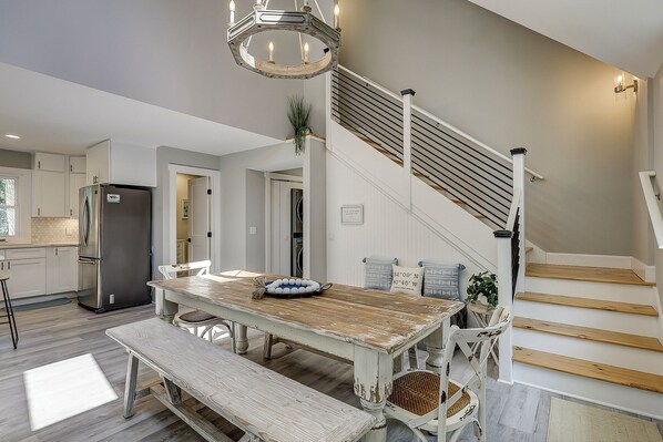 Dining - 25 Mallard - Cute Coastal Chic Beach Home, Pool & Spa and MORE! (Hilton Head Island)