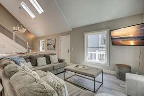 Smart TV - 25 Mallard - Cute Coastal Chic Beach Home, Pool & Spa and MORE! (Hilton Head Island)