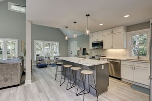 Fridge, microwave, oven, stovetop - 25 Mallard - Cute Coastal Chic Beach Home, Pool & Spa and MORE! (Hilton Head Island)