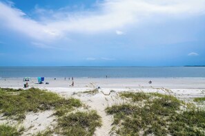 Beach nearby - 25 Mallard - Cute Coastal Chic Beach Home, Pool & Spa and MORE! (Hilton Head Island)