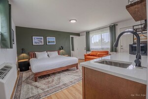 Studio, 1 King Bed with Sofa bed | Blackout drapes, iron/ironing board, free WiFi, bed sheets