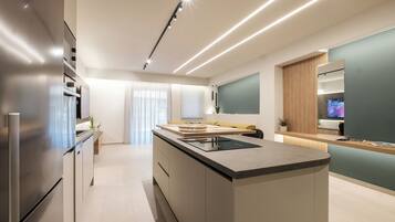 Departamento de lujo, balcón, vista a la ciudad | Área de sala de estar