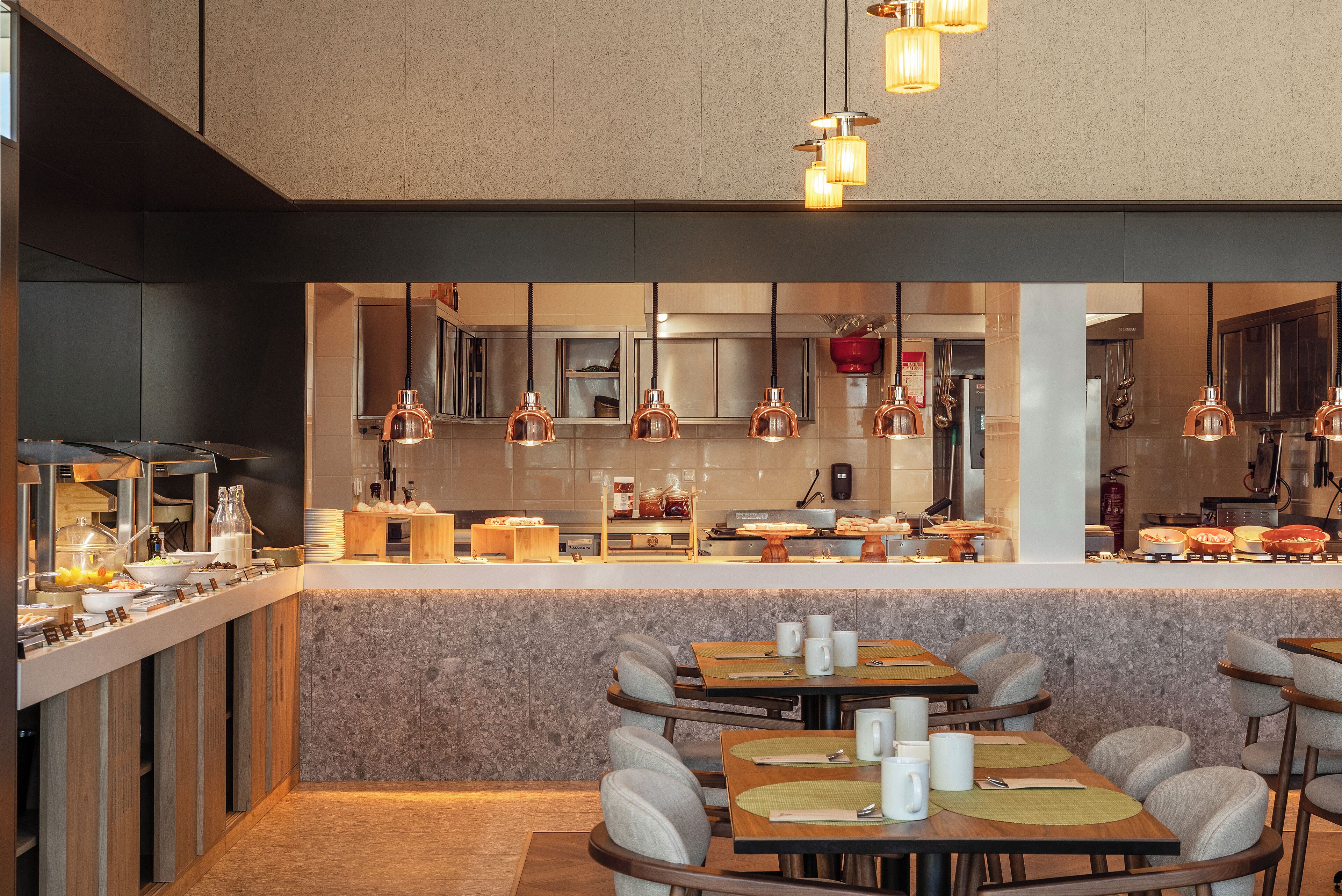 Desayuno buffet (EUR 18 por persona) 