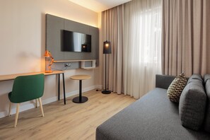 Minibar, in-room safe, desk, soundproofing - Holiday Inn Braga by IHG (Braga)