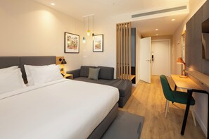 標準客房, 1 張加大雙人床和 1 張沙發床 | 迷你吧、客房內保險箱、書桌、隔音