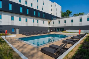 Una piscina al aire libre de temporada