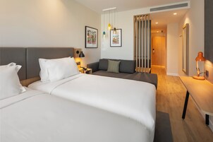 Quarto premium, várias camas | Frigobar, cofres nos quartos, escrivaninha, quartos à prova de som
