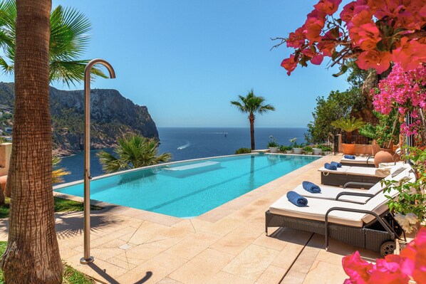 Pool - Luxurious villa with amazing sea view and mesmerizing sunsets in Cala Llamp (Andratx)