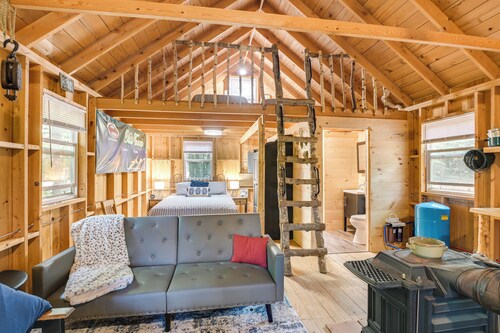 Riverfront Greenbush Studio w/ Porch & Views!