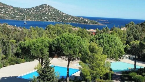 Studio Cap Estérel rénové climatisé 
vue mer panoramique imprenable 5 mn plage