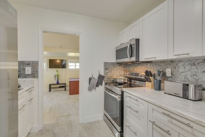 Miami Gardens Apt: 5 Miles to Hard Rock Stadium