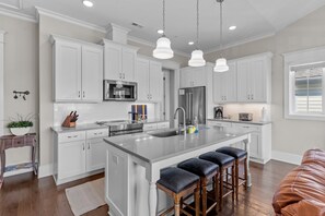 Fridge, microwave, oven, stovetop - LinkedOUT #171 – 3 BD Dog Friendly Greensboro St Duplex Steps from the beach! (Wrightsville Beach)