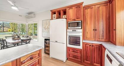 Home on Hawthorn, Bright