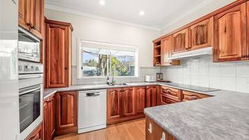 Réfrigérateur, micro-ondes, four, grille-pain