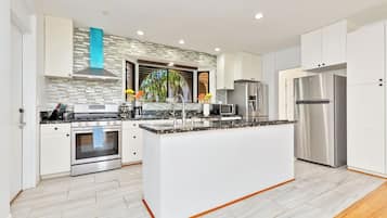 Jääkaappi, mikroaaltouuni, uuni, liesi