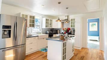 冷蔵庫、コンロ、調理器具と食器