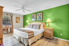 2 bedrooms, desk, iron/ironing board, travel crib - F-139 - First Floor Deluxe Condo, Sleeps 6 (Naples)