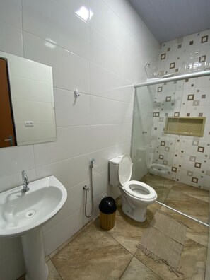 淋浴设施、毛巾、卫生纸