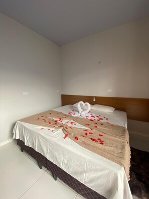 基础双人房 | 办公桌、免费 WiFi