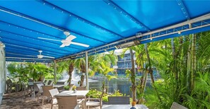 屋外ダイニングエリア