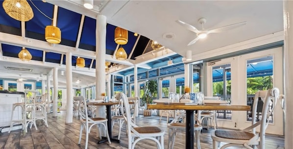 Dining - 4th Floor -End Unit - Views! (Naples)