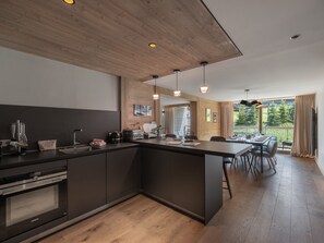 Réfrigérateur, un four, lave-vaisselle, cafetière-théière