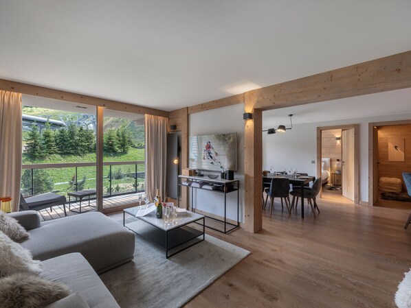 TV - Modern 133m² apartment in Courchevel, close to cable car, with WiFi and parking (Courchevel 1550)
