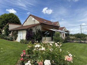 Exterior - Cottage in France's oldest vineyard with shared pool (Louchy-Montfand)