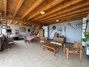 Interior - Cottage in France's oldest vineyard with shared pool (Louchy-Montfand)