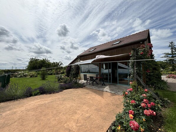 Outdoor dining - Cottage in France's oldest vineyard with shared pool (Louchy-Montfand)