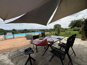 Outdoor dining - Cottage in France's oldest vineyard with shared pool (Louchy-Montfand)