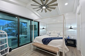 5 soveværelser, pengeskab på værelset, skrivebord, strygejern/strygebræt